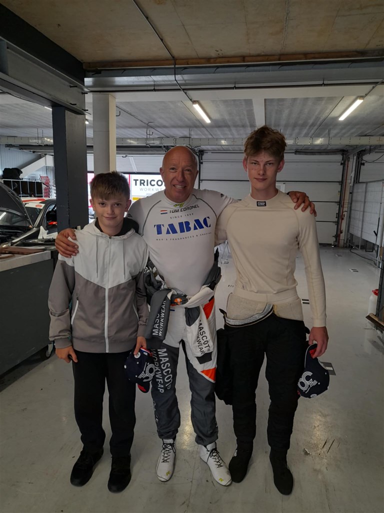 Lillebror Magnus Larsen, Tom Coronel og Oliver Larsen.
(Foto: Team Low Budget)